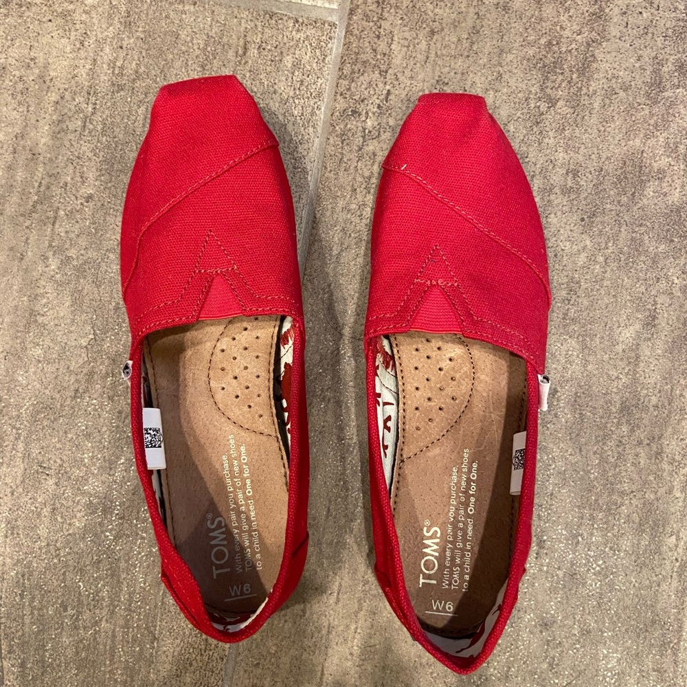 NWOT- TOMS red slip-on flats- Size 6